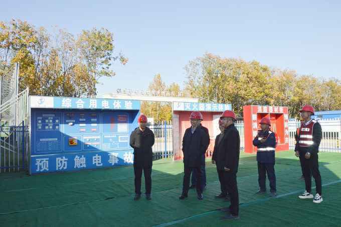 2祝总一行参观安全体验区 - 副本.jpg 2祝总一行参观安全体验区 - 副本.jpg